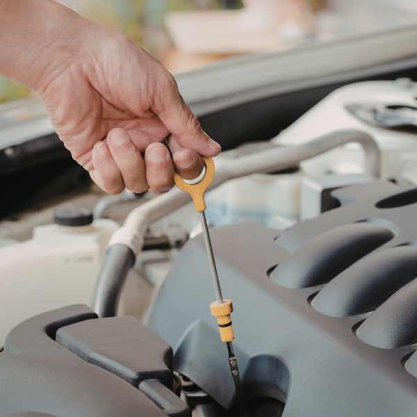 revisión del nivel de aceite en vehículo en la Red Baldajos