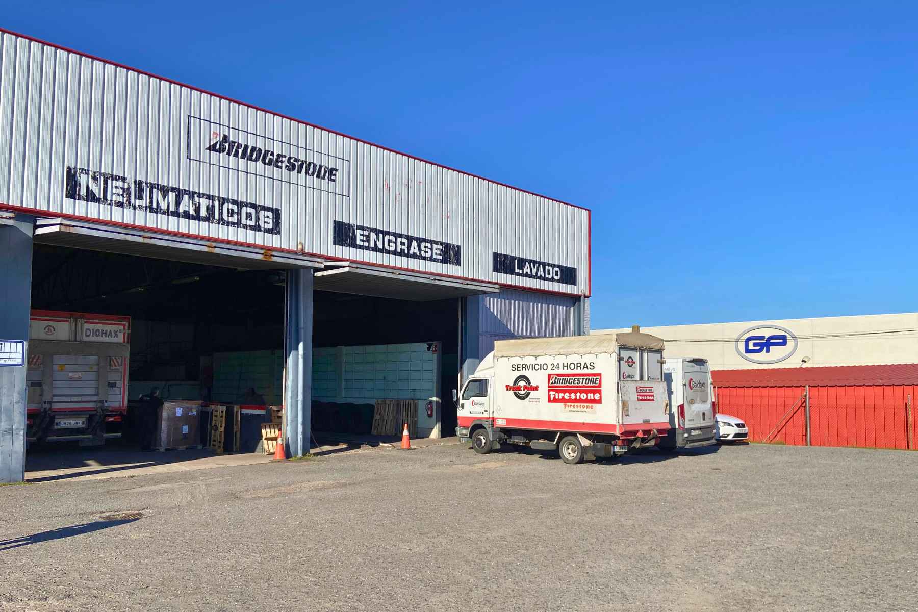 cambio y montaje de neumáticos para coches en el taller Red Baldajos Salamanca, cerca de Prosperidad y Pizarrales